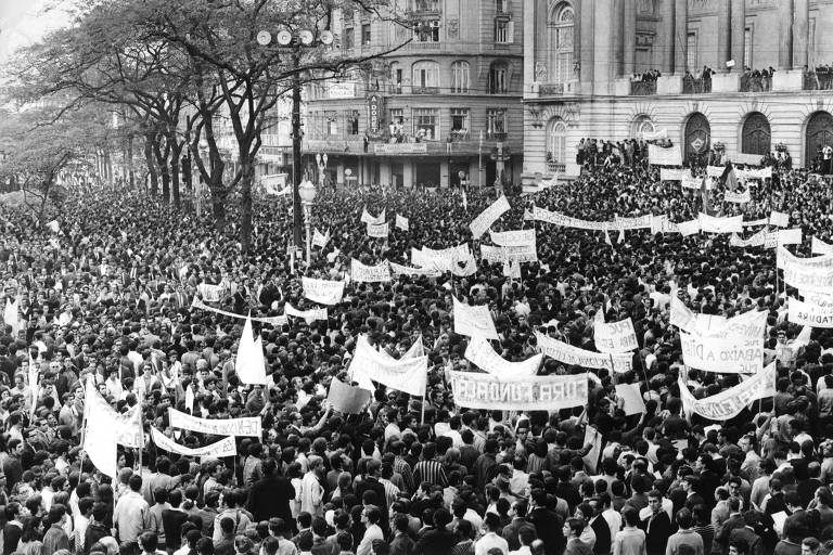 Passeata dos cem mil， manifestação da União Nacional dos Estudantes (UNE) contra a ditadura militar， no Rio de Janeiro， em 1968