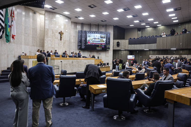 O prefeito flexibilizou a medida, barrando cessões a vereadores novatos e permitindo que os servidores municipais que estavam lotados em gabinetes no fim da legislatura passada, até 31 de dezembro, pudessem seguir na função