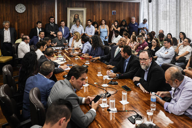 Mas a nova decisão gerou ainda mais descontentamento na casa, tanto da oposição quanto da situação. Por isso, Teixeira marcou uma reunião do colégio de líderes da Câmara