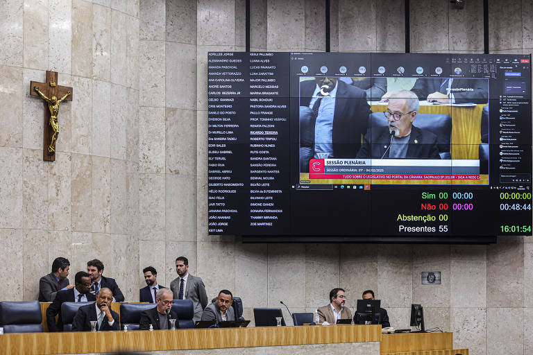 Riva pôs panos quentes e disse à Folha que o assunto está 'encerrado'. 'Agora cabe à secretaria da Câmara fazer o levantamento dos comissionados, apresentar à prefeitura. Acho que isso a gente conseguiu equacionar, essa polêmica ficou ultrapassada'