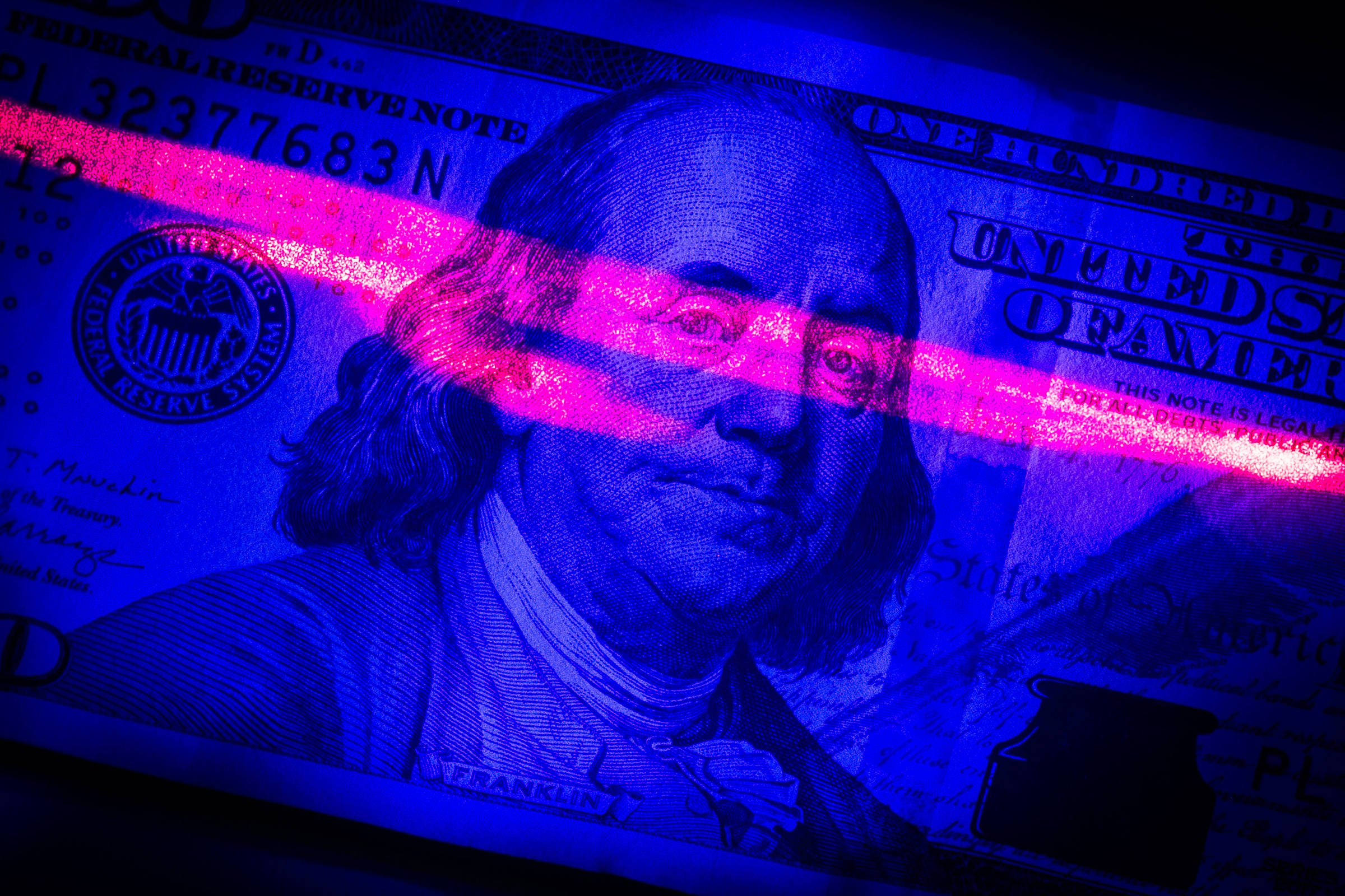 Dólar sobe após 12 quedas seguidas, com dados domésticos e tensão entre EUA e China no radar