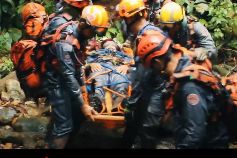 Bombeiros da Polícia Militar de São Paulo treinam resgate de feridos em região de mata