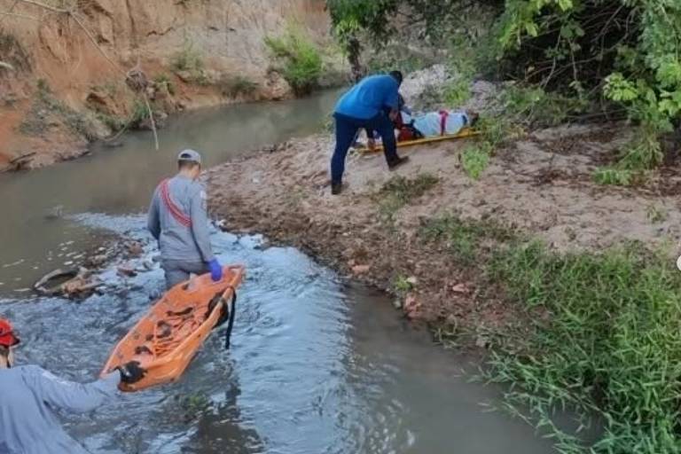 Equipes do 13° Grupamento de Bombeiros resgatam uma pessoa no Rio Borboleta， em Nova Aliança (SP)