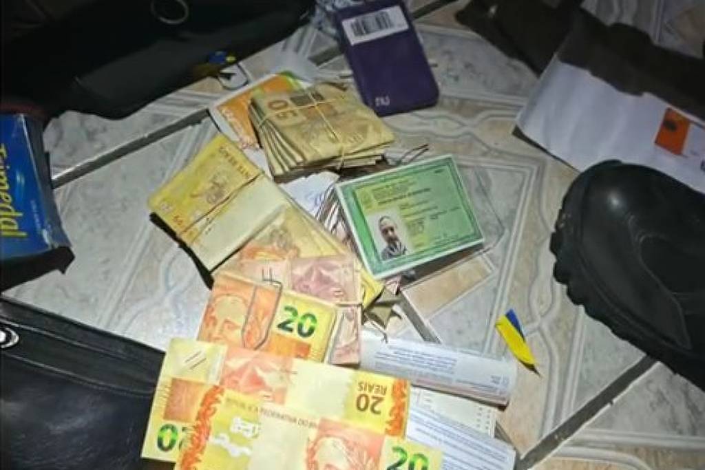 Diretor de presídio é afastado após 23 celulares e dinheiro serem encontrados em celas