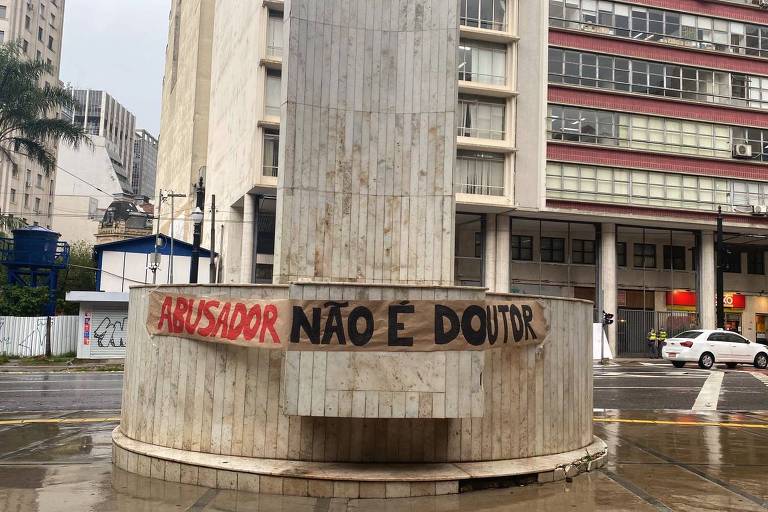 Cartaz diz quot;abusador não é doutorquot;