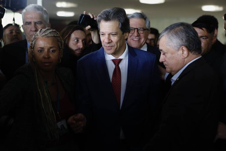 O ministro da Fazenda， Fernando Haddad， ao centro， após reunião com o presidente da Câmara， Hugo Motta