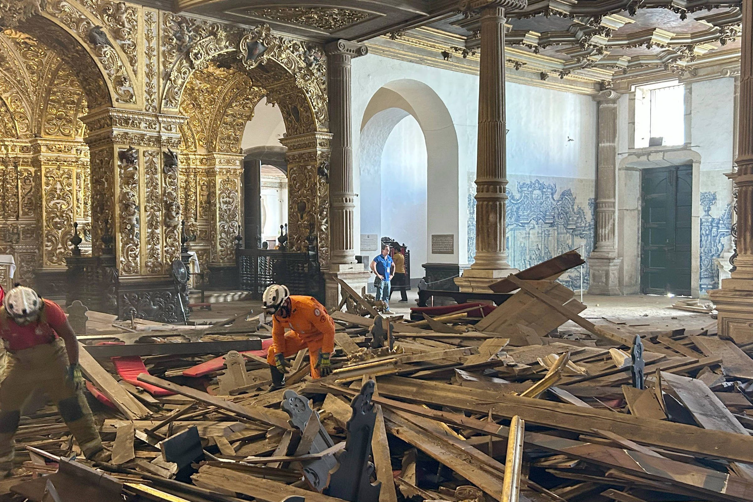 Desabamento de teto de igreja em Salvador deixa 1 morto e ao menos 5 feridos