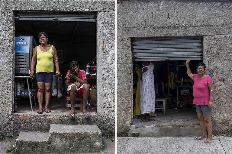 A imagem é dividida em duas partes. À esquerda， uma mulher de pé em uma entrada de casa， vestindo uma blusa amarela e shorts， ao lado de um menino sentado em um degrau， com um olhar pensativo. À direita， outra mulher está em uma entrada semelhante， usando uma blusa rosa， com a mão levantada em um gesto de saudação. Ambas as casas têm paredes de concreto e a entrada é simples， com objetos visíveis no interior.