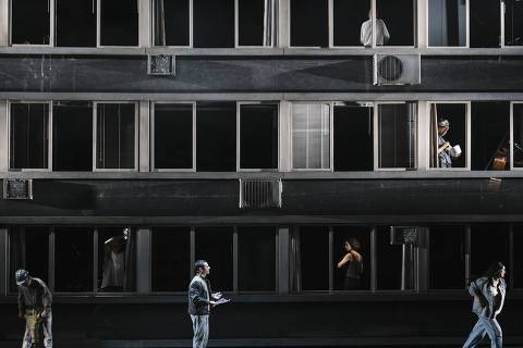 Cena da peça 'Avenida Paulista, da Consolação ao Paraíso', dirigida por Felipe Hirsch