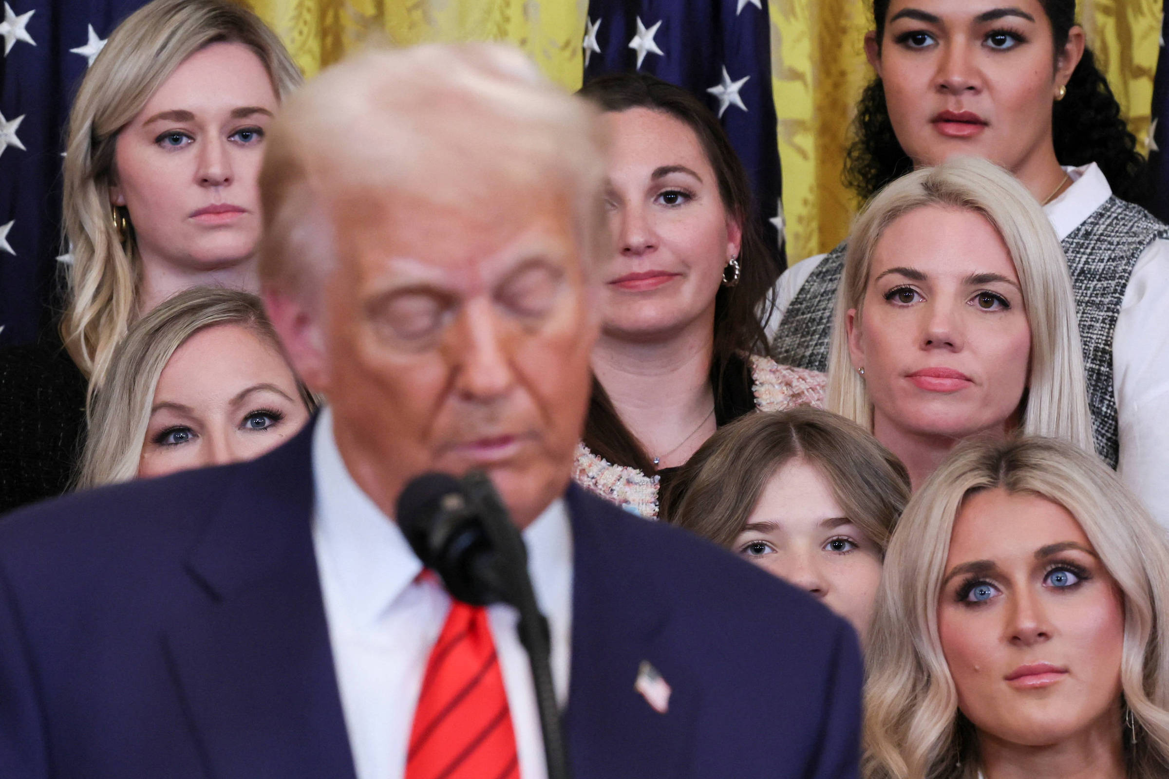 Trump assina ordem para banir mulheres e meninas transgênero dos esportes femininos