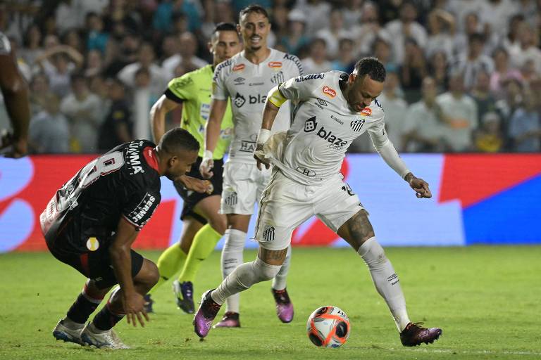 Neymar busca o drible durante partida entre Santos e Botafogo， na Vila Belmiro