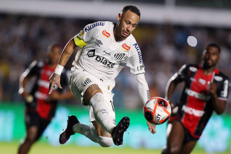 O jogador Neymar jogando pelo Santos