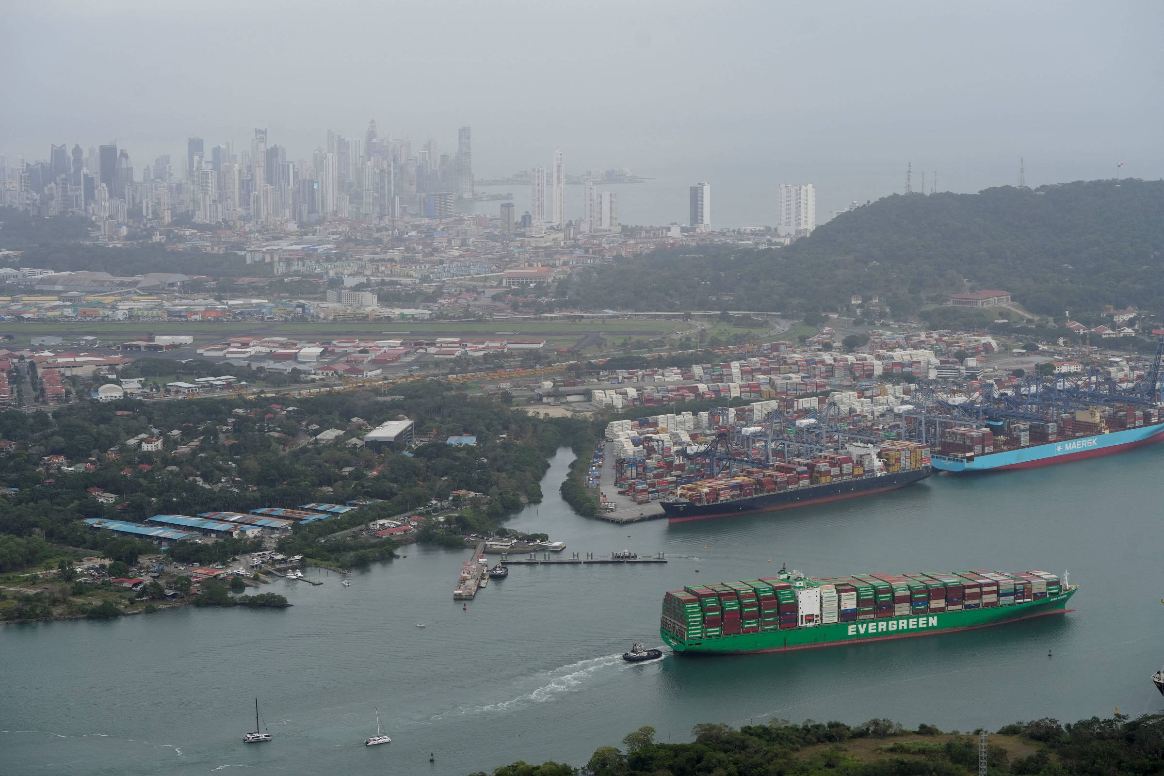 EUA afirmam que seus navios terão passagem livre por canal; Panamá nega