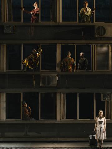 Cena da peça 'Avenida Paulista, da Consolação ao Paraíso', dirigida por Felipe Hirsch