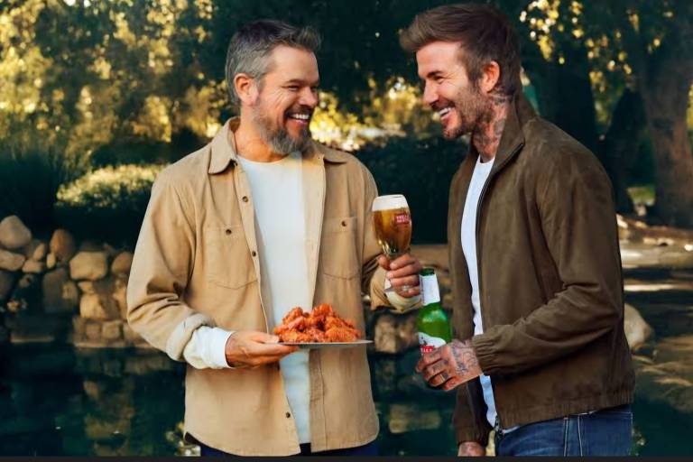 Matt Damon e David Beckham em comercial da Stella Artois para o Super Bowl de 2025