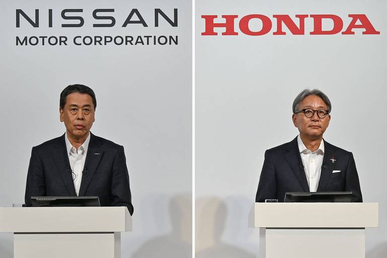 A imagem mostra dois executivos em uma conferência. À esquerda， um homem está em frente ao logotipo da Nissan Motor Corporation， e à direita， outro homem está em frente ao logotipo da Honda. Ambos estão em pé， com expressões sérias， e usam roupas formais. O fundo é neutro， destacando os logotipos das empresas.
