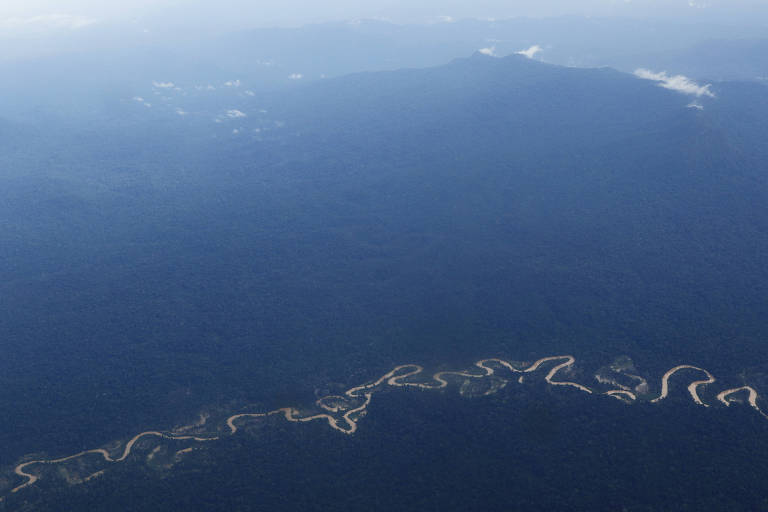 Áreas de garimpo ilegal na Terra Indígena Yanomami vistas em sobrevoo ao longo do rio Mucajaí