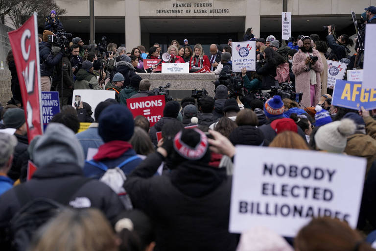 Manifestantes protestam contra medidas de Trump em frente ao Departamento do Trabalho， em Washington