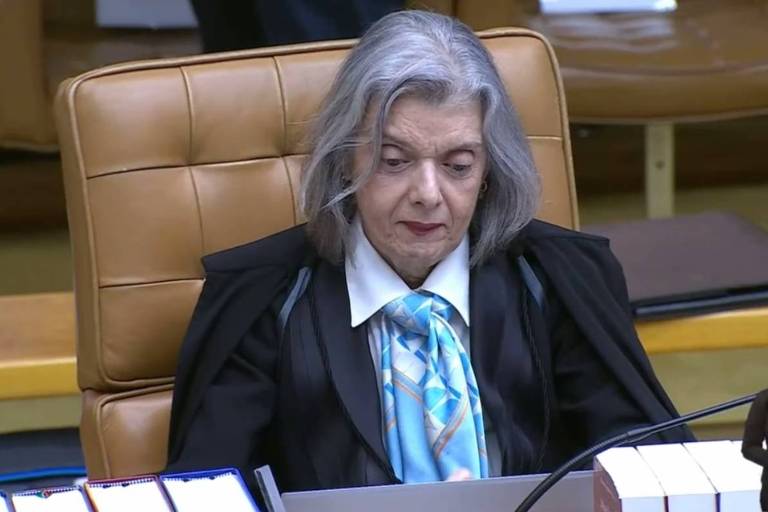 A ministra Cármen Lucia， do STF， usando lenço com estampa com referência ao prédio do tribunal