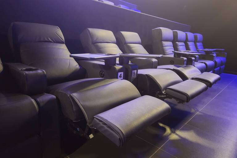 Poltronas em uma sala de cinema 