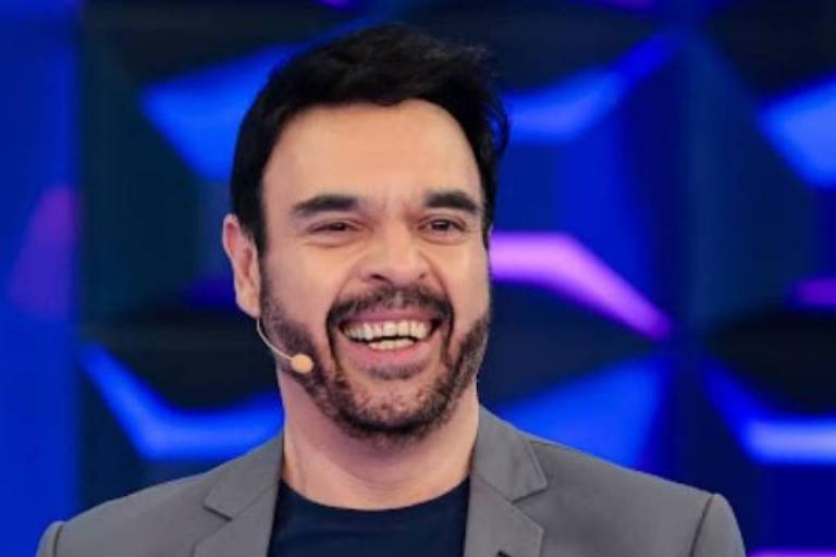 homem branco sorri