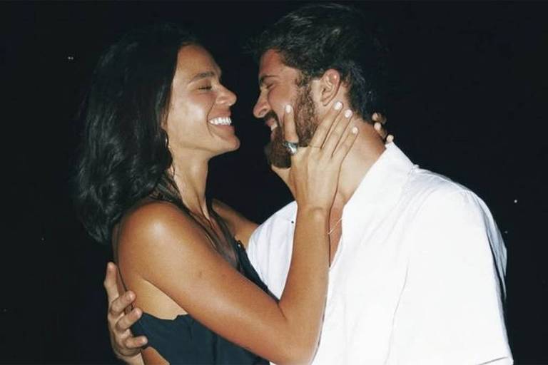 Em foto colorida, casal mostra momentos de intimidades durante uma festa