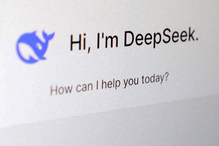 Ao lado de logo da inteligência artificial DeepSeek， que parece uma baleia， está a frase， em inglês: 039;Olá， eu sou DeepSeek， como posso ajudar você hoje?039;