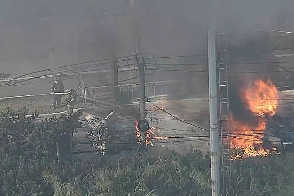 Avião cai em avenida na Barra Funda, zona oeste de São Paulo