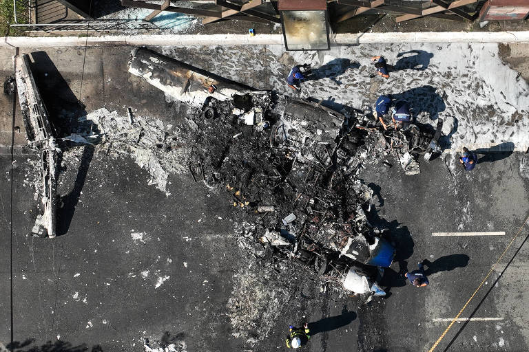 Avião cai em avenida na Barra Funda, zona oeste de SP