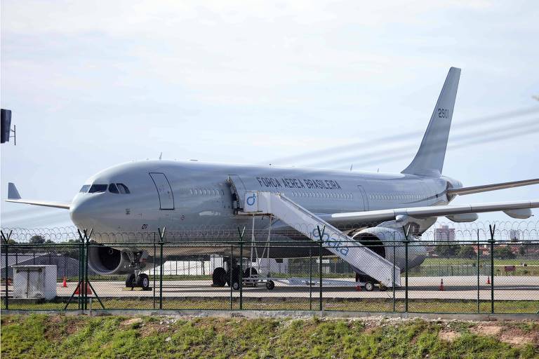 Avião da Força Aérea Brasileira preparado para o transporte de Fortaleza a Belo Horizonte de brasileiros repatriados vindos dos EUA