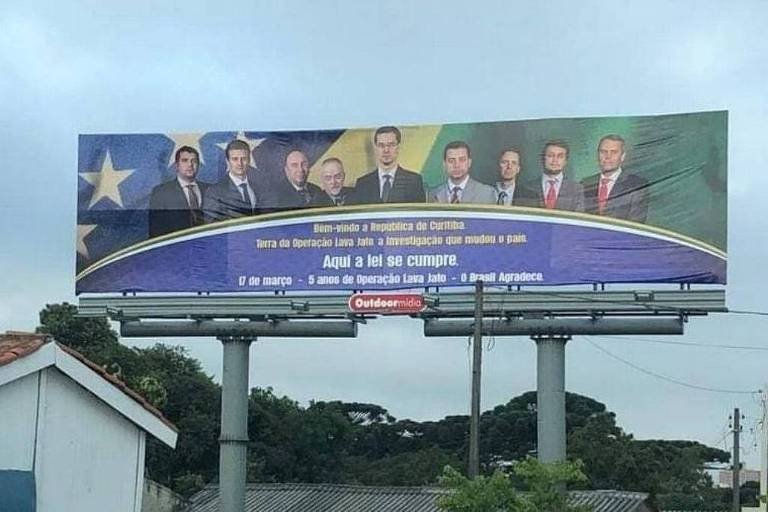 Outdoor em Curitiba elogia trabalho da força-tarefa da Lava Jato