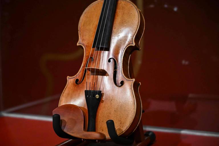 O disputado violino Joachim-Ma Stradivarius durante leilão na Sotheby039;s， em Nova York， nos Estados Unidos， em 2025.  