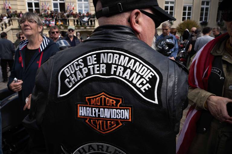 Motociclistas durante um desfile de 250 motos Harley-Davidson em Isigny-sur-Mer， na Normandia