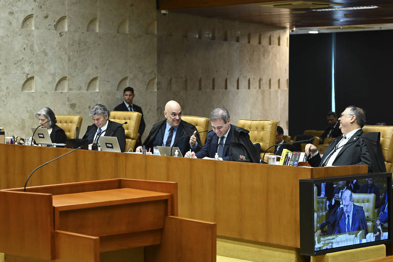 Foto mostra ministros do Supremo Tribunal Federal em sessão plenária em Brasília.