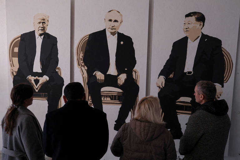 paineis com pinturas representando trump, putin e xi sentados em uma cadeira sofisticada; quatro pessoas observam as pinturas