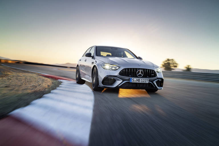 Mercedes AMG C63S de frente e em movimento