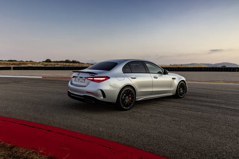 Mercedes AMG C63S de traseira e em movimento