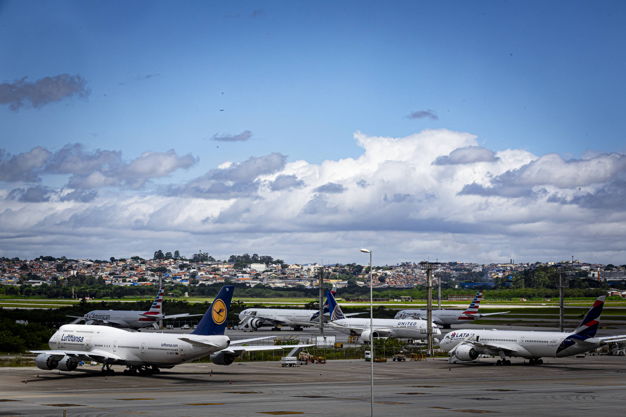 Boeing 767 que partiu de Guarulhos precisou retornar em emergência após quase 2 horas; assista ao pouso