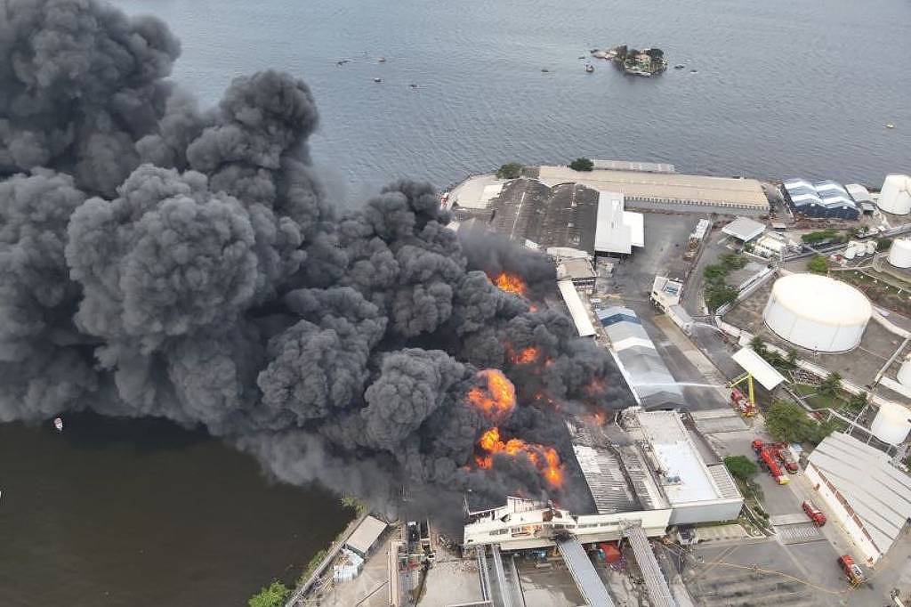 Bombeiros atuam há mais de 24 horas em incêndio na Ilha do Governador, no Rio