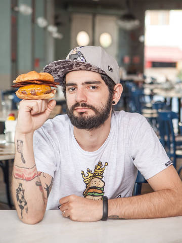 SÃO PAULO, SP, BRASIL, 03-09-2014 :  HAMBURGUER DO MEATS - Paulo Yoller, chef do Meats, diz odiar o termo hambúrguer gourmet e nunca mudou o cardápio do restaurante, que fica na zona oeste da cidade. - (Foto: Rodrigo Capote/Folhapress) ******ATENCAO: PROIBIDO PUBLICAR SEM AUTORIZACAO DA FOLHA SP*******