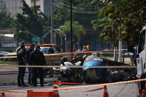 SÃO PAULO/ SP. Brasil. 07.02.2025. Acidente aéreo envolvendo um avião de pequeno porte e um ônibus  na Av Marqde São Vicente na zona oesteda cidade. . (Foto: Zanone Fraissat/ Folhapress/POLÍTICA) ***EXCLUSIVO ***