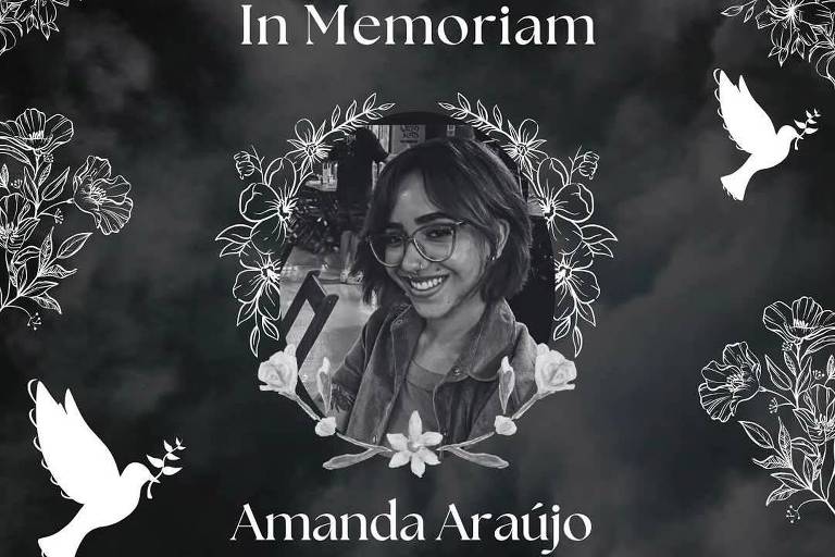 A imagem é um tributo em memória de Amanda Araújo， com um fundo escuro e ornamentos decorativos. No centro， há uma foto de Amanda， cercada por um contorno floral. Acima da foto， está escrito 039;In Memoriam039;. Abaixo da foto， o nome 039;Amanda Araújo039; e as datas 039;1998-2023039;. O texto inclui uma mensagem de homenagem， expressando saudade e lembranças. Pássaros brancos estão presentes na parte inferior da imagem.