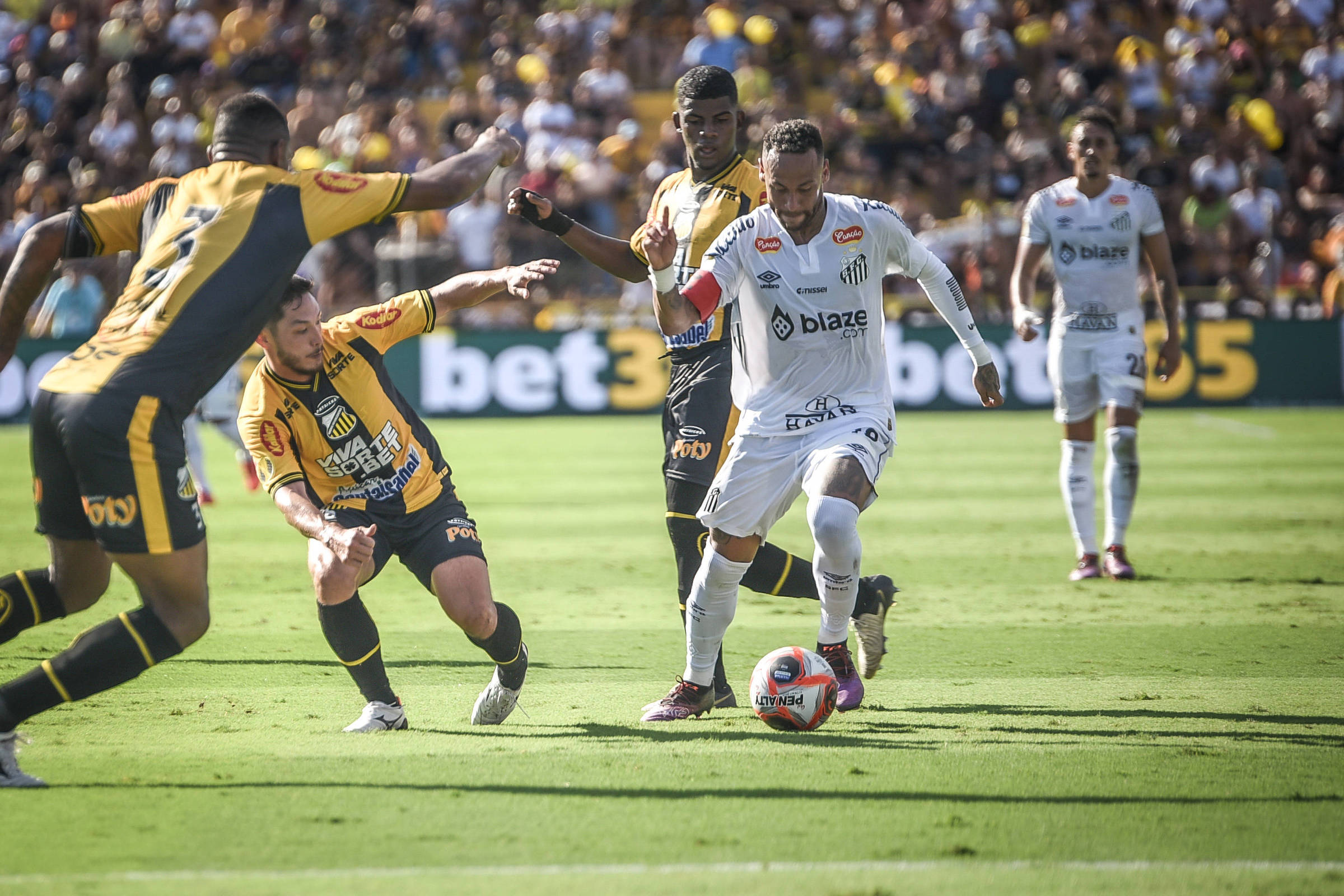 Neymar joga longe do gol e tem dificuldade em segunda partida na volta ao Santos