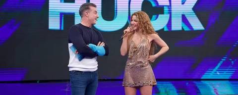 Shakira (esq.) conversa com Luciano Huck no palco do Domingão