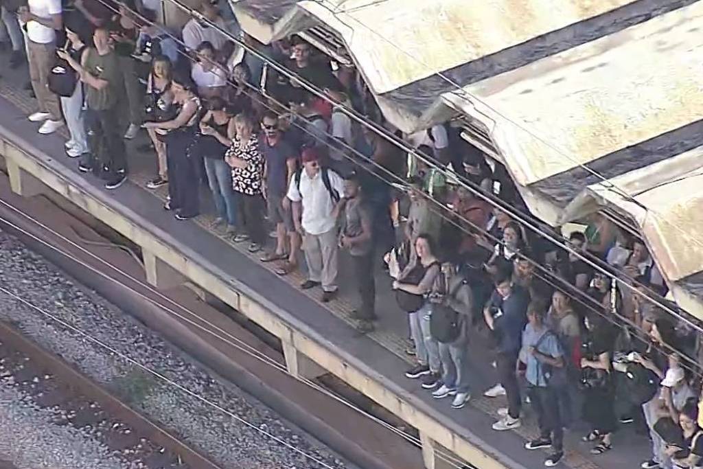 Falha elétrica causa lentidão na linha 8 de trens e passageiros andam nos trilhos