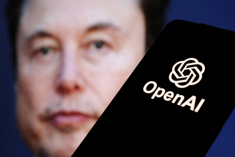 A imagem mostra um logotipo da OpenAI em um fundo escuro， com um rosto desfocado ao fundo. O logotipo é de cor branca e apresenta um design em espiral. O rosto parece ser de um homem com cabelo escuro e uma expressão neutra.
