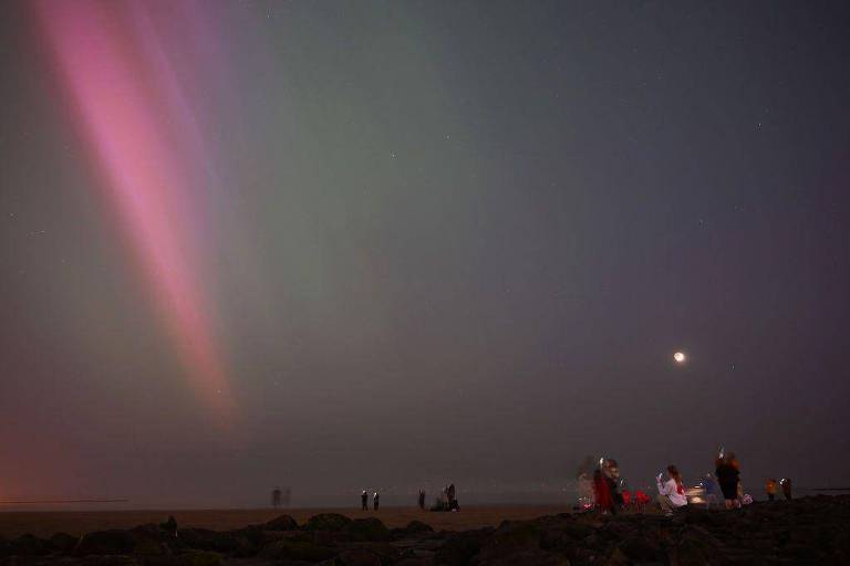 Pessoas observando a Aurora boreal
