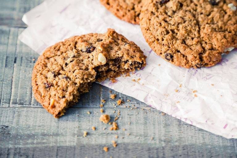 Biscoitos caseiros de aveia， nozes e passas