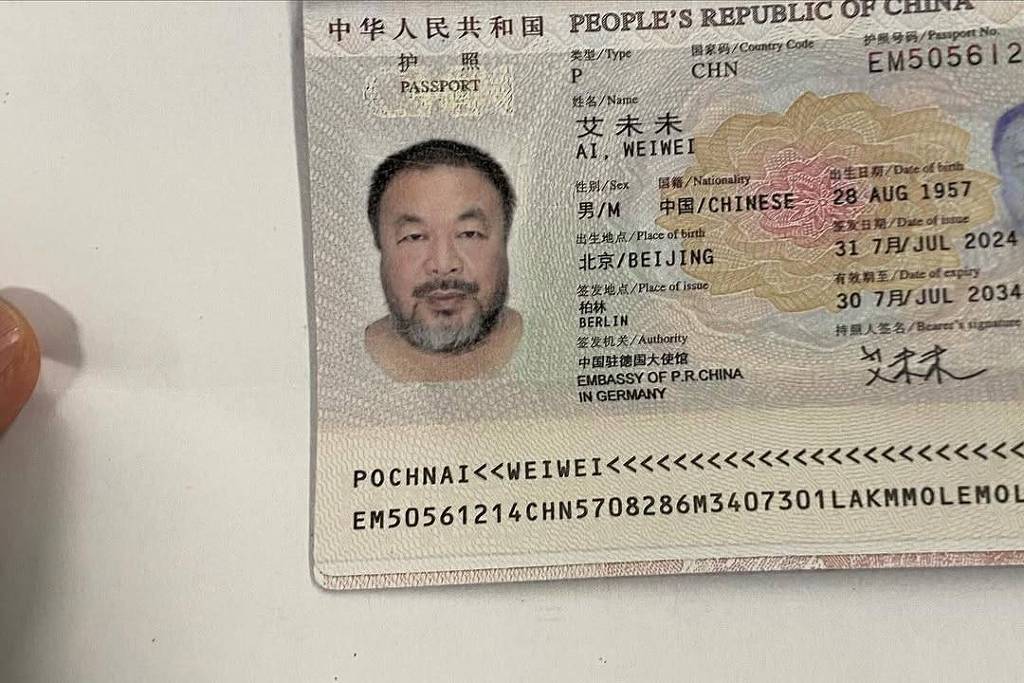 Artista chinês Ai Weiwei é deportado da Suíça por não possuir visto; veja vídeos