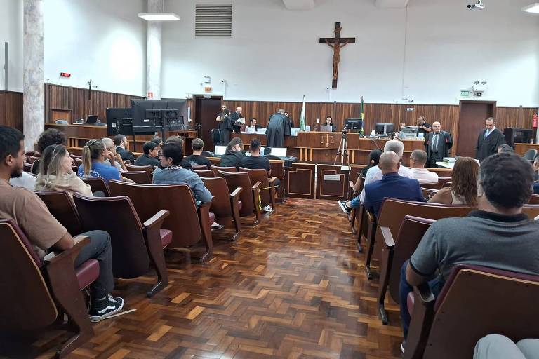 Em Curitiba， o ex-policial penal bolsonarista Jorge Guaranho， 40， acusado de matar o guarda municipal e militante petista Marcelo Arruda， é julgado em um júri que definirá o desfecho do episódio mais emblemático de violência política na eleição de 2022